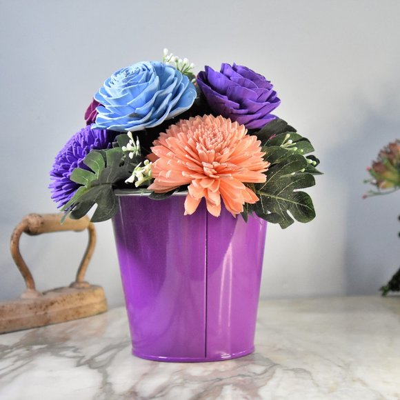 The violet color wheel. Sola wood flowers arranged in striking contrasts - Picture 6 of 9